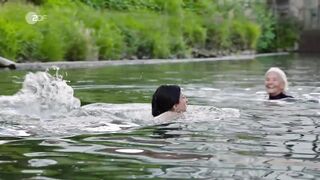 Saman Giraud hot - Unterm Apfelbaum s01e02 (2022) Underwater Scene