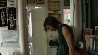 Elena Gigliotti nude, Barbara Esposito topless - Il giorno e la notte (2021)