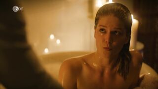 Antonia Bill, Charlotte Woolfe nude. Bathroom Scene - Rosamunde Pilcher  (2021) Ep 162