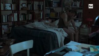 Elisa Zanotto topless. Short Scene - Sul tetto del mondo (2021)
