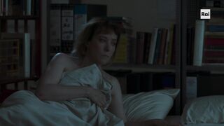 Elisa Zanotto topless. Short Scene - Sul tetto del mondo (2021)